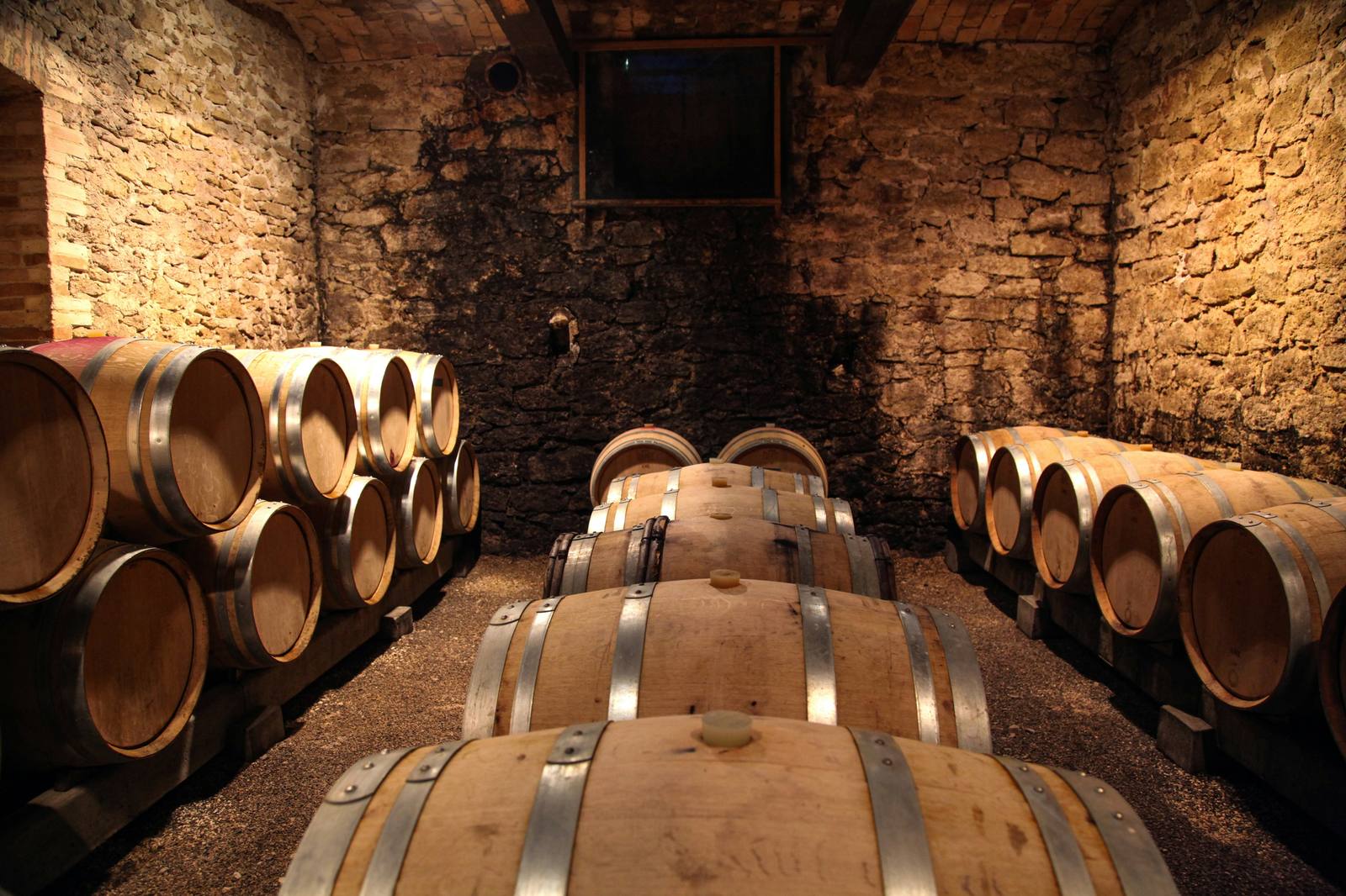 Le chai du domaine, fûts de chêne en pierre